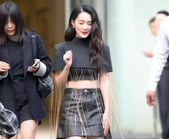 发际线|李沁清凉营业，全程笑脸似有喜事，“这么白的肚子羡煞旁人”