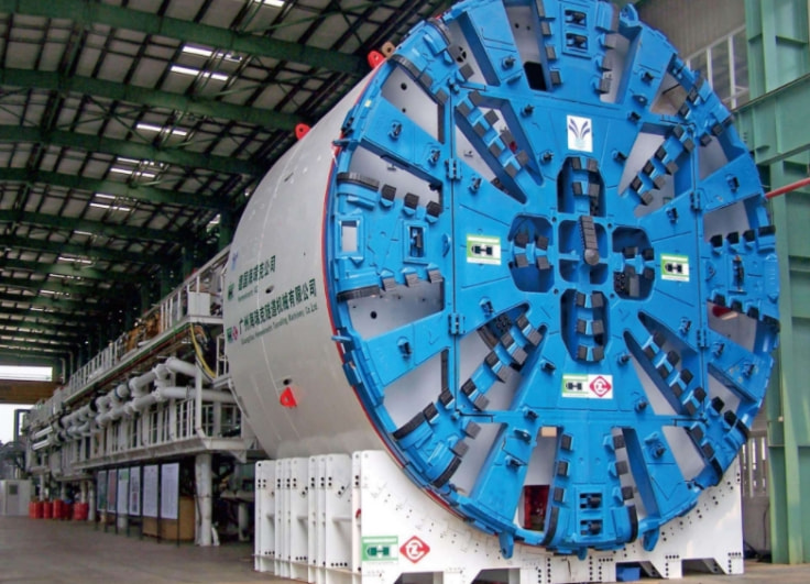 在喜马拉雅山上挖掘隧道，此前这