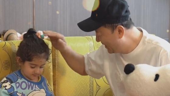 郭涛|郭涛三胎女儿曝光？五官精致好像洋娃娃，15岁石头和妹妹酷似爸爸