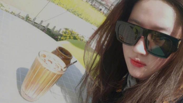 易烊千玺|“神仙姐姐”刘亦菲曝近况，现身乡下骑自行车，路边喝咖啡太惬意