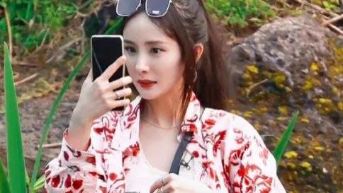 杨幂|杨幂已成综艺大咖，录同时录2档节目，新穿搭仍有少女感