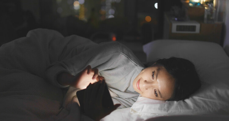 手机辐射|手机不能放枕头边，因为有辐射会长肿瘤？实验检测多远才没辐射