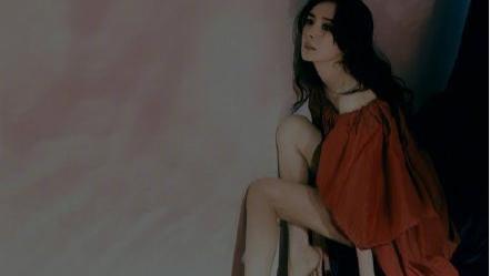 杨幂|35岁杨幂光脚拍照太性感！脚背绷成一条直线，肌肉线条明显无赘肉