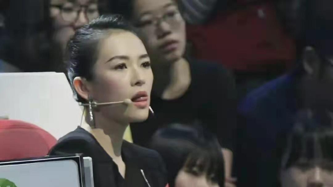 章子怡|章子怡综艺旧照被翻出，穿低领装涂粉色唇彩，焦点却都在脸上