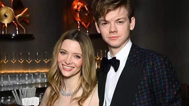 伊隆·马斯克|马斯克36岁前妻与童星男友首次公开亮相 穿1.2万连衣裙肤白貌美