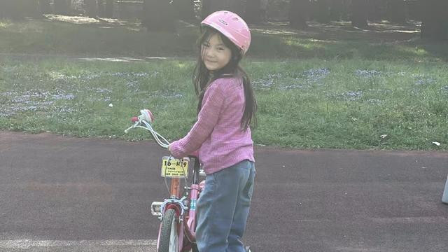 陈冠希|41岁陈冠希罕见晒娃营业，陪5岁女儿Alaia练习骑自行车，画面温馨有爱