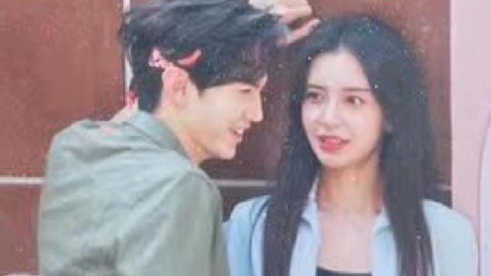 陈哲远|Baby节目路透曝光，一头黑长直扮相清纯，和男演员大胆玩“壁咚”