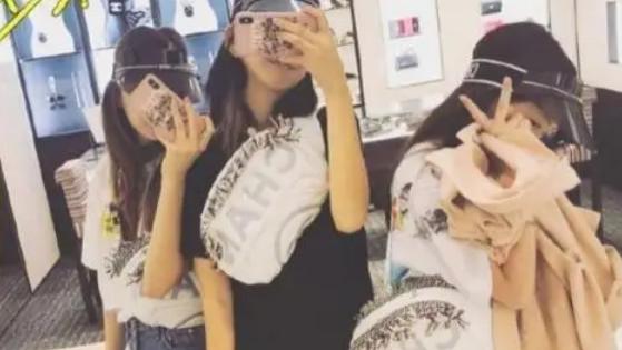 李嫣|李嫣晒与富二代好友度假引热议，举止亲密十指相扣，网友：过头了