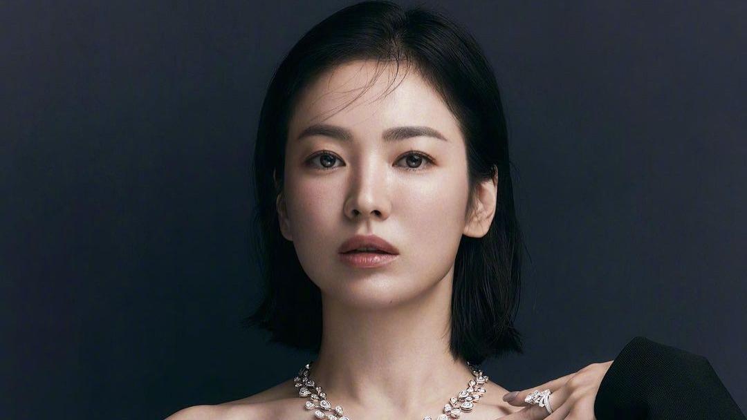 柳岩|40岁宋慧乔穿吊带黑裙好美！头戴王冠气场绝了，网友：女神不会老