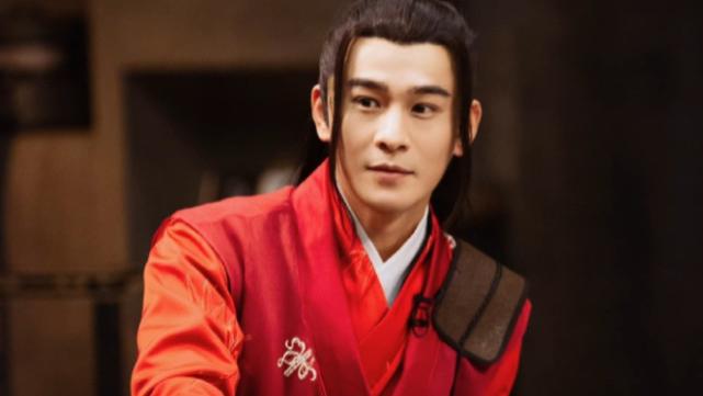 乔振宇|44岁乔振宇综艺古装曝光，红袍龙须刘海潇洒，网友：陈伟霆学学吧