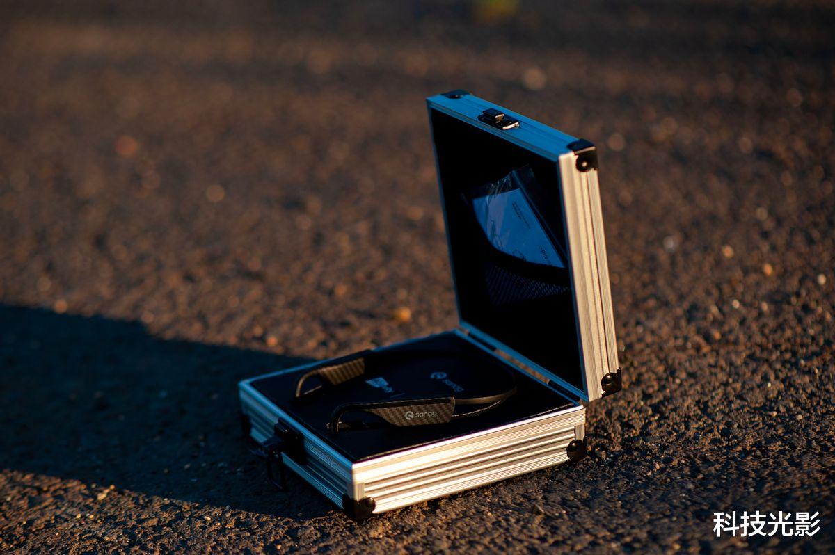 耳機|Sanag塞那氣傳導耳機體驗評測：用碳纖材質和鋁合金包裝打造