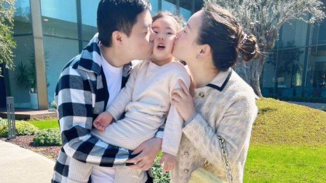 丁俊晖|丁俊晖晒全家福，与娇妻亲吻女儿脸颊，小家伙受宠若惊，画面幸福