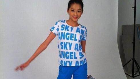 关晓彤|娱记曝关晓彤定期去打美白针，因身体受到影响，露面都靠全身擦粉