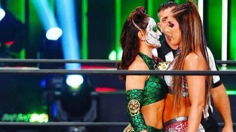 aew|比肩冷石与强森！AEW迅雷罗莎与牙医贝克打出最强女子摔角比赛！