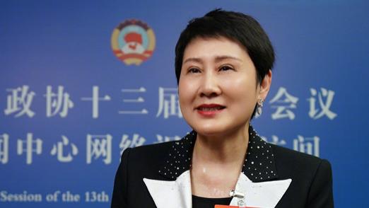 张凯丽|张凯丽接受央视采访，穿西装戴耳坠很注重形象，全程开心成眯眯眼