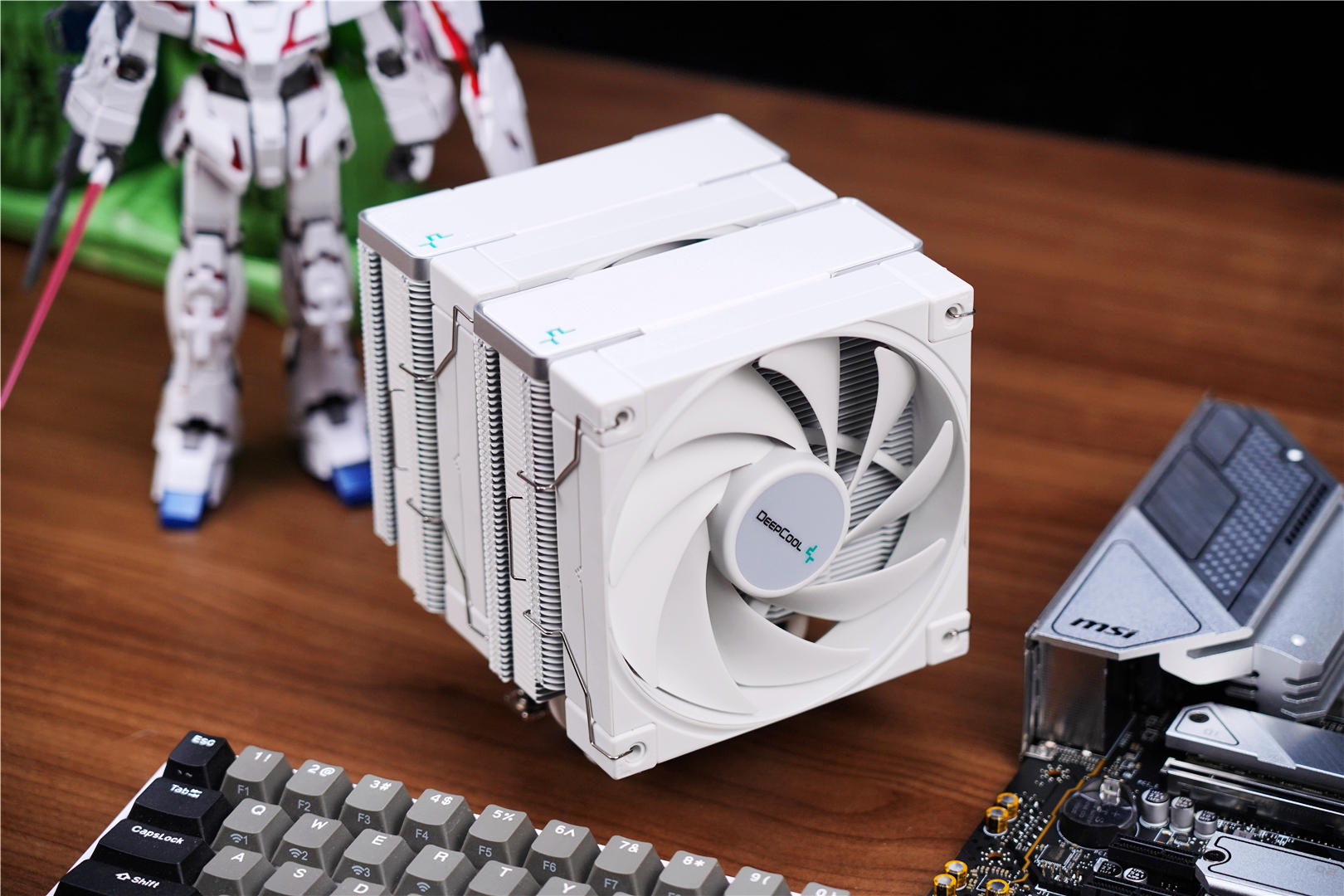 荣耀|九州风神冰立方AK620白色款：高颜值、六热管、双风扇，媲美水冷