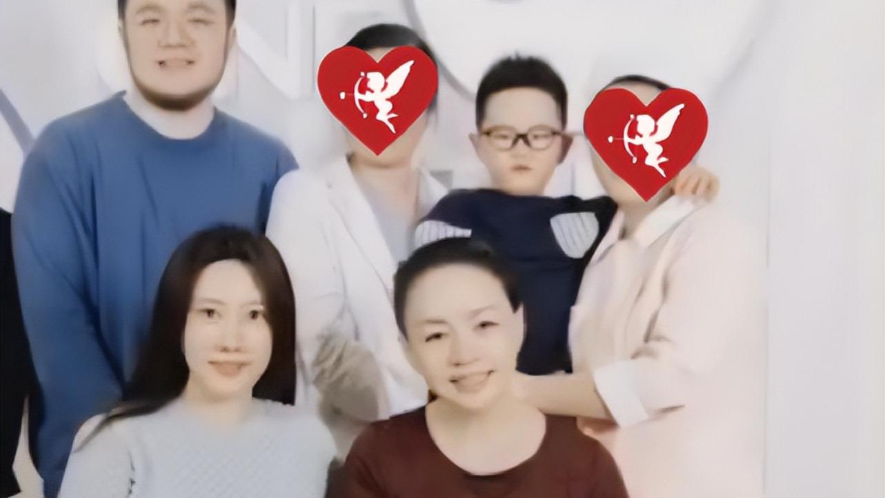 熊黛林|宋丹丹为小孙子办满月宴，亲抚宝宝脸颊太温柔，大孙子五官似巴图