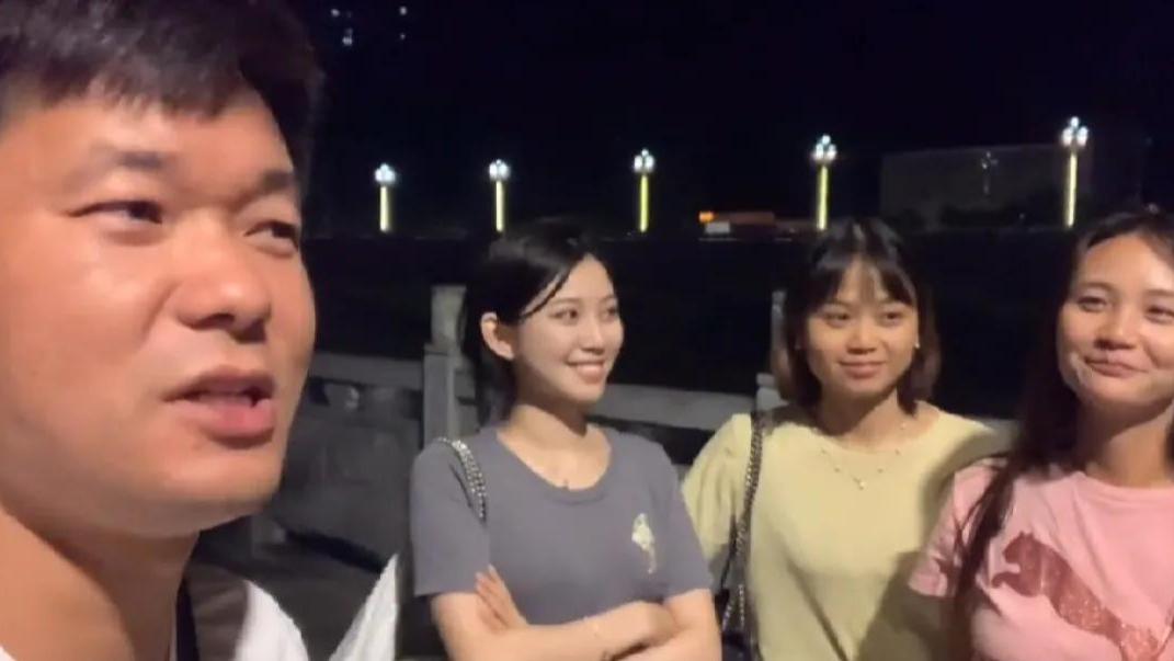 烤鸭|老谭纪事靠卖烤鸭年入百万，生意火爆，老婆堪比“烤鸭西施”