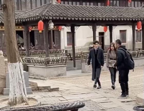 罗云熙|罗云熙甪直古镇拍戏被冻到握拳，大腿比程潇还细，好有CP感