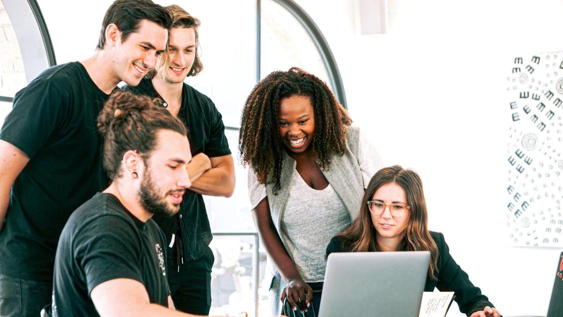 |在金钱和利益面前，永远不要相信人性