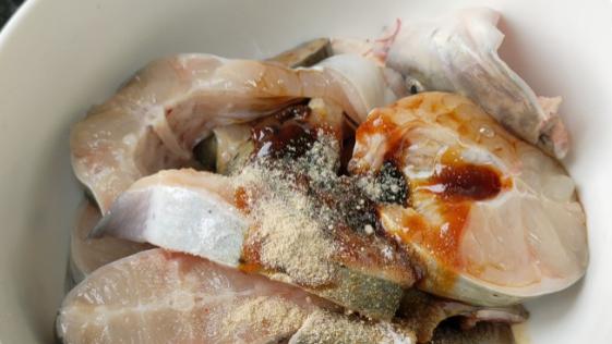 红烧肉|?用清江鱼做成的生焗鱼煲，步骤简单，小孩子吃了都能再添一碗饭