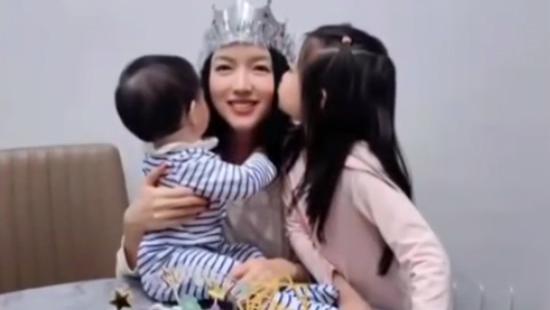 |张梓琳曝当妈压力，需平衡俩女儿关系，母亲节被宝贝夹吻幸福爆棚