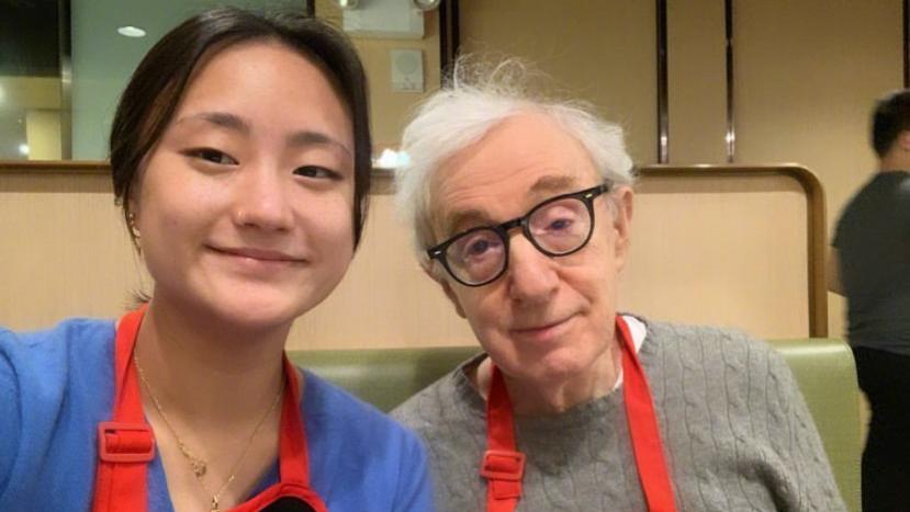 伍迪·艾伦|86岁伍迪艾伦和家人聚餐，华裔女儿罕见亮相，一家人吃火锅太传统