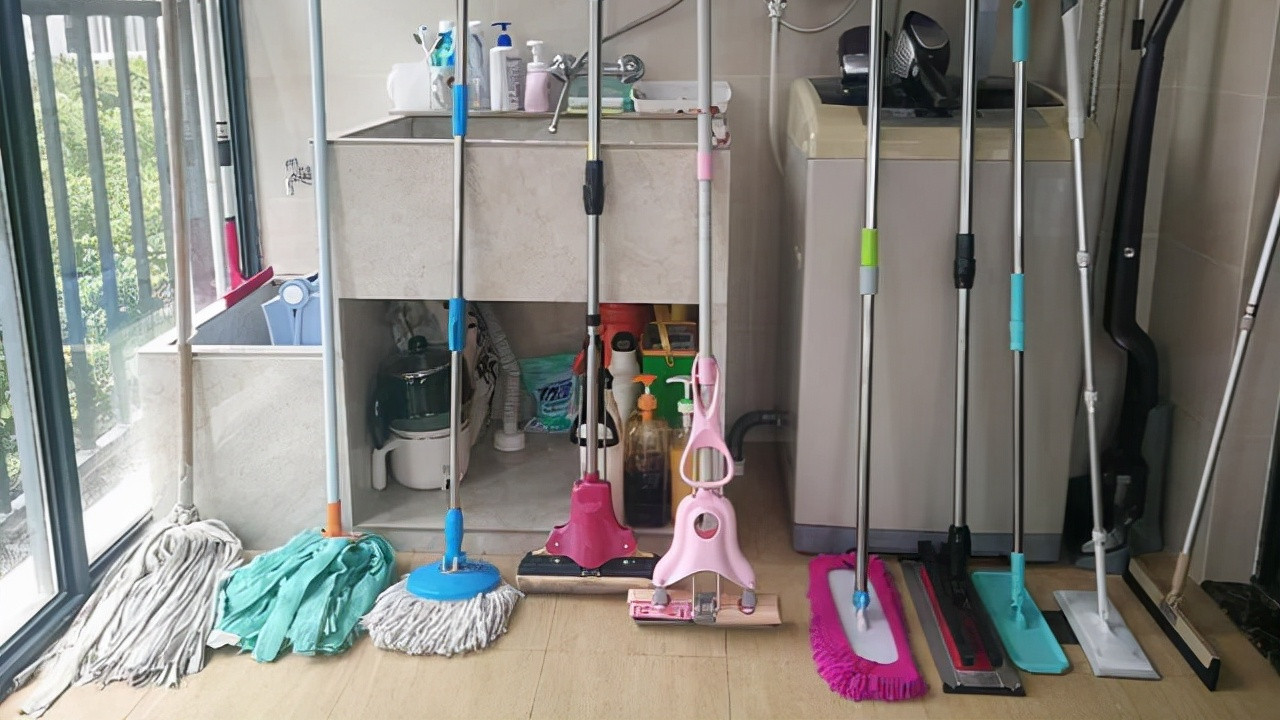 地板拖不干净还有“腥味”？老阿姨支招：不用洗衣粉，干净不留痕