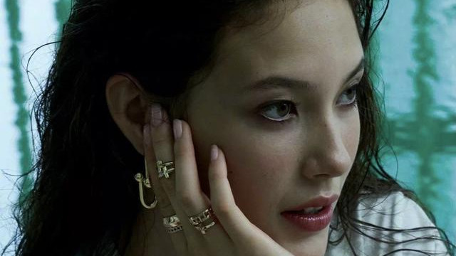 谷爱凌|谷爱凌从小就是混血公主，绝美童年照曝光，健康阳光人生赢家