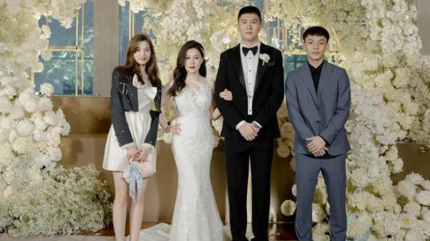 徐杰|广东球员徐杰女友晒参加婚礼近照！身材傲人，纤细美腿很是抢镜