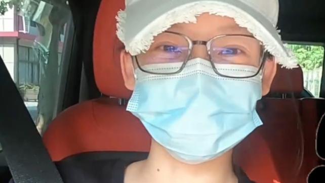 苗苗|苗苗月子期外出陪女儿玩耍，赞老公郑恺节俭，包破了舍不得买新的