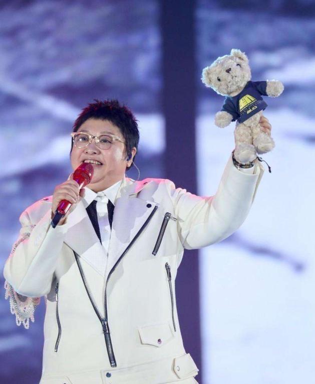 韩红|49岁韩红现身形象大变，头扎小辫身材消瘦，网友：撞脸刘欢