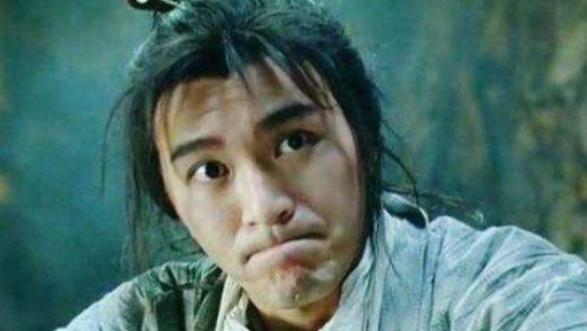 周云鹏|假装纸杯能摔碎，带着金链子装大款，现在的喜剧电影真降智