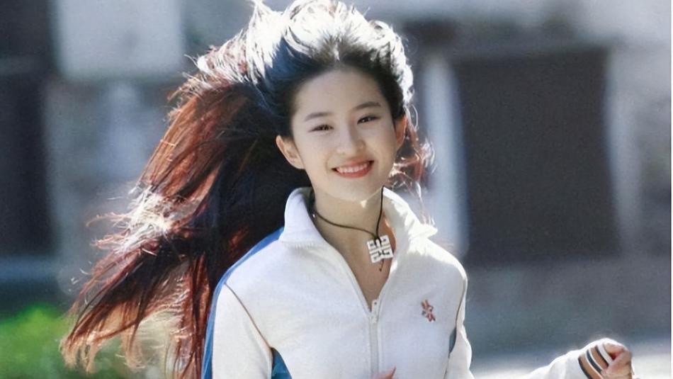 刘亦菲|看完刘亦菲的3次逆袭，才知道她的母亲刘晓莉对自己到底有多狠