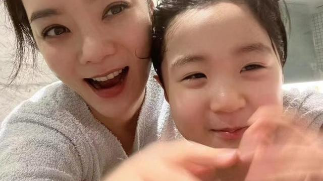 蔡琳|韩星蔡琳分享儿子近照，4岁小礼物呆萌可爱，越长越像爸爸高梓淇