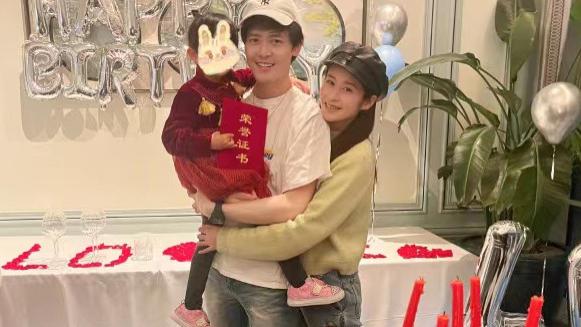 颖儿|温馨满满！颖儿晒全家福为付辛博庆生，三口之家幸福满脸惹人羡慕