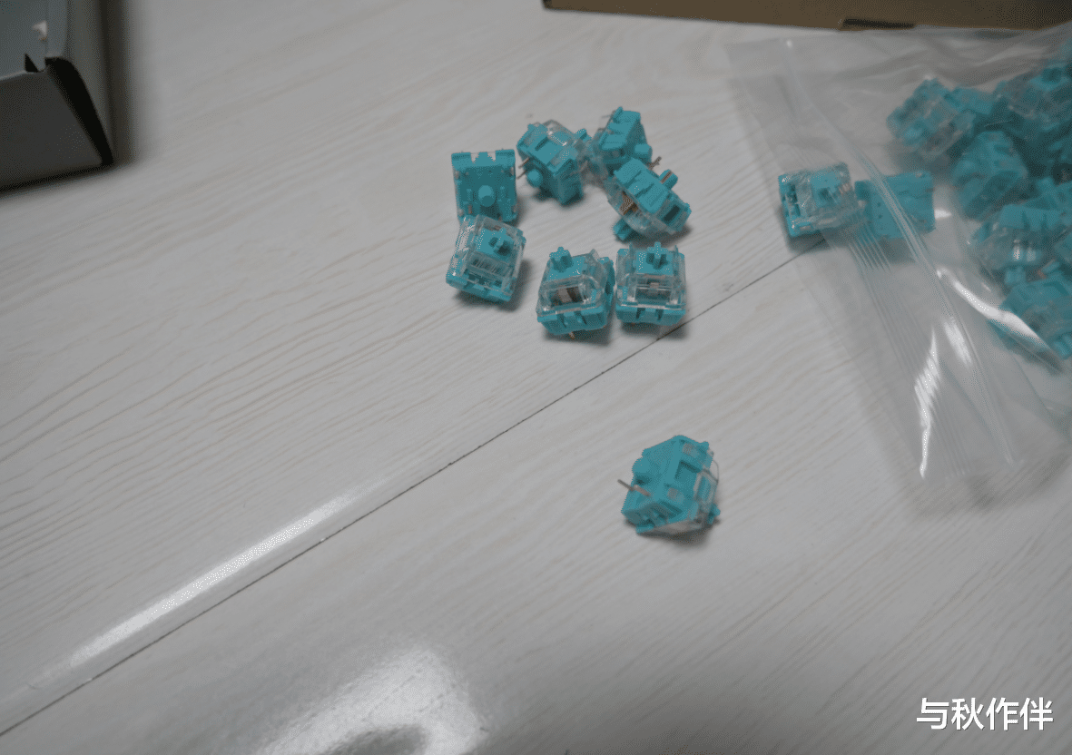 华为|机械键盘玩家的折腾实例,全透套件+CMMK卫星轴+水轴+透明键帽