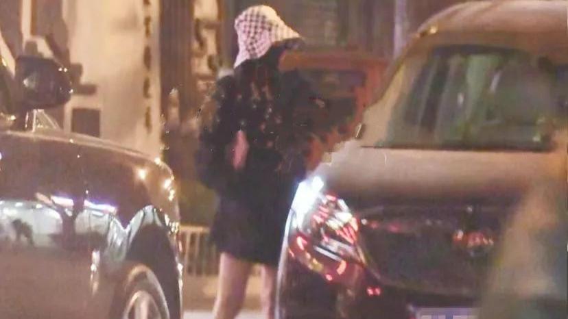 张大大|杨幂和多位小鲜肉聚餐，打扮时尚大秀美腿，闺蜜张大大全程作陪