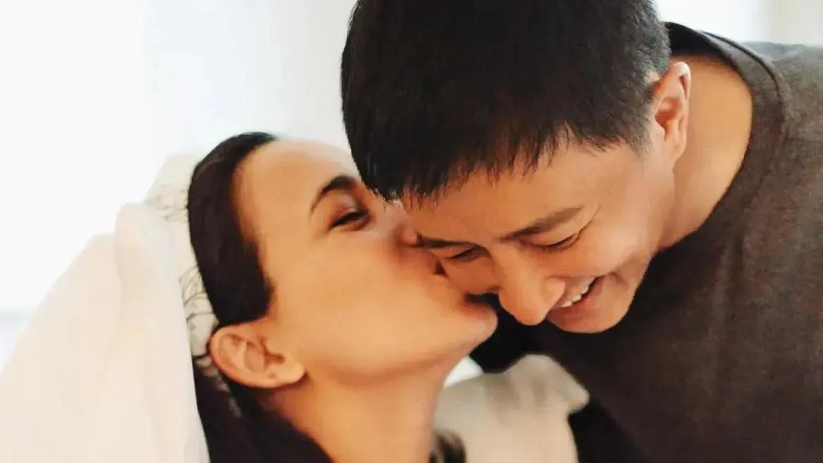 卢靖姗晒遛娃照，推婴儿车带女儿去公园，老公韩庚视角下满脸幸福