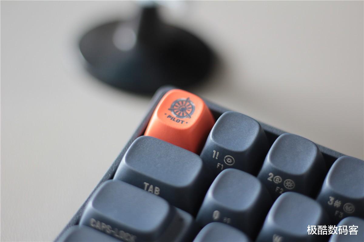 华为荣耀|轻巧便携复古设计,游戏办公两不误,洛斐小翘68三模机械键盘测评