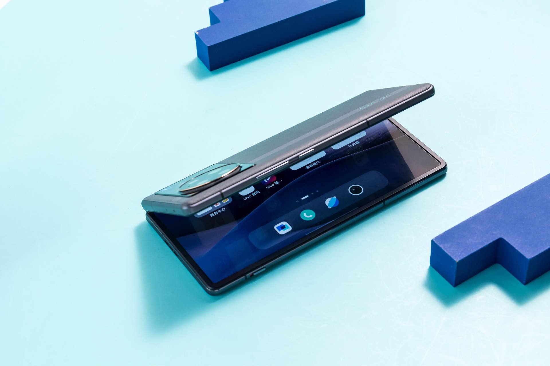 荣耀|双屏旗舰vivo X Fold体验出众，折叠屏展开无折痕更平整