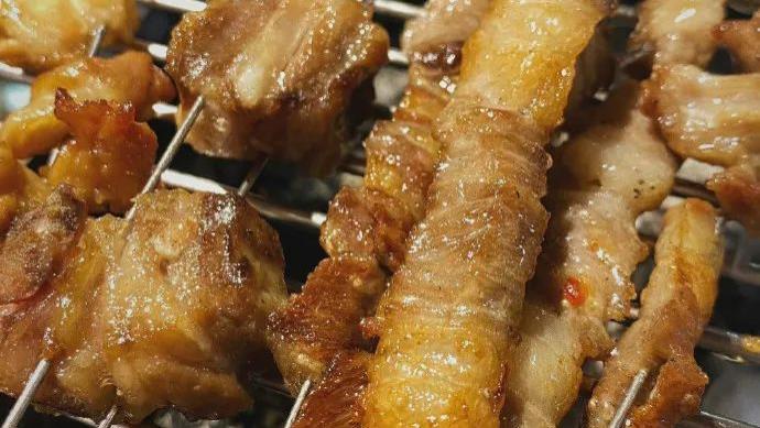 酸奶|吃在大连-藏在菜市场里面的烧烤小店，烧炭带炉子自己烤，找找小时候的感觉~