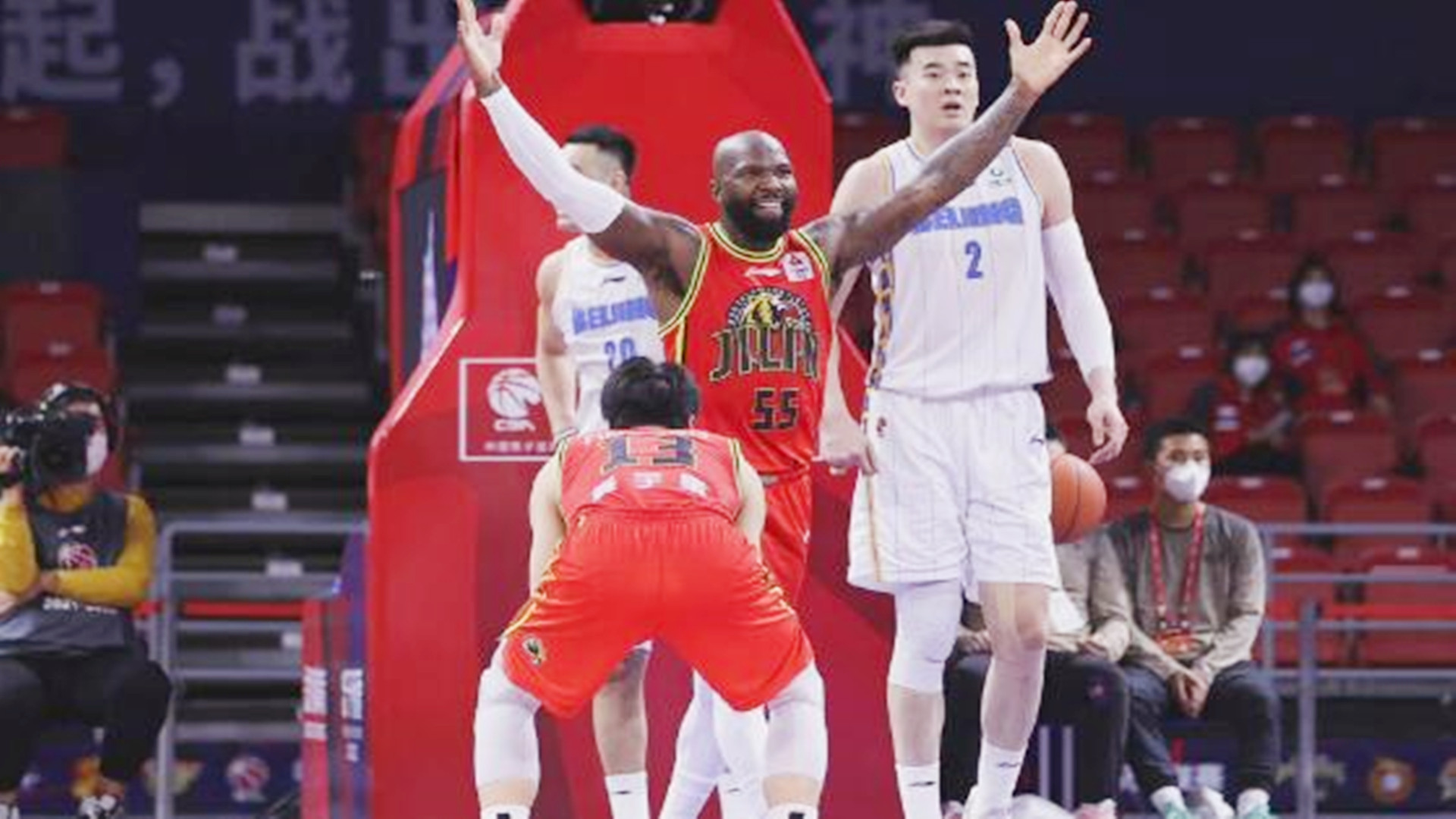 北京首钢队|大爆冷！北京首钢被琼斯压哨绝杀，雅尼斯失误太多令球迷质疑？