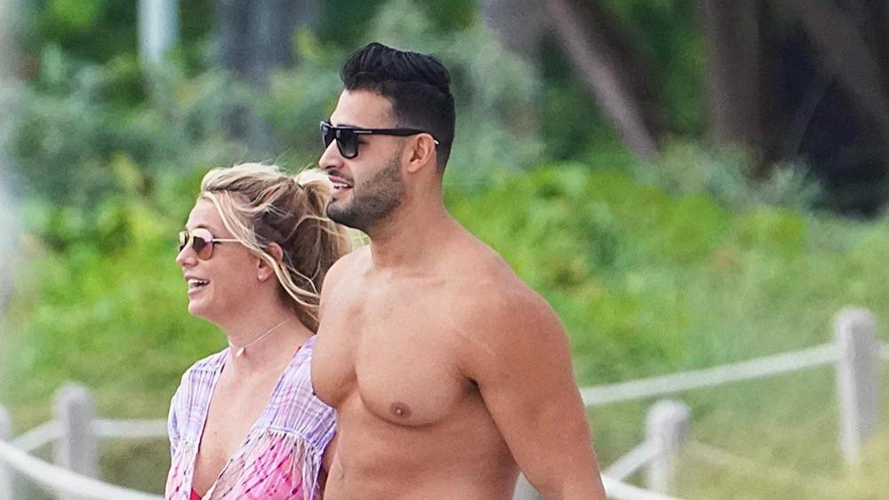 布兰妮·斯皮尔斯|山姆·阿斯加利在新视频中拍打妻子布兰妮·斯皮尔斯的屁股