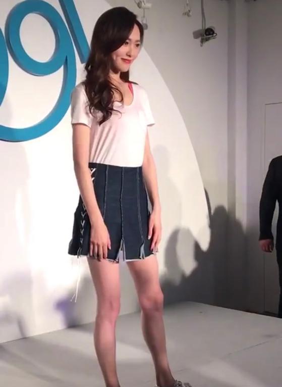 唐嫣|唐嫣打扮清纯参加活动，头发散落全程微笑，网友：就是腿有点弯