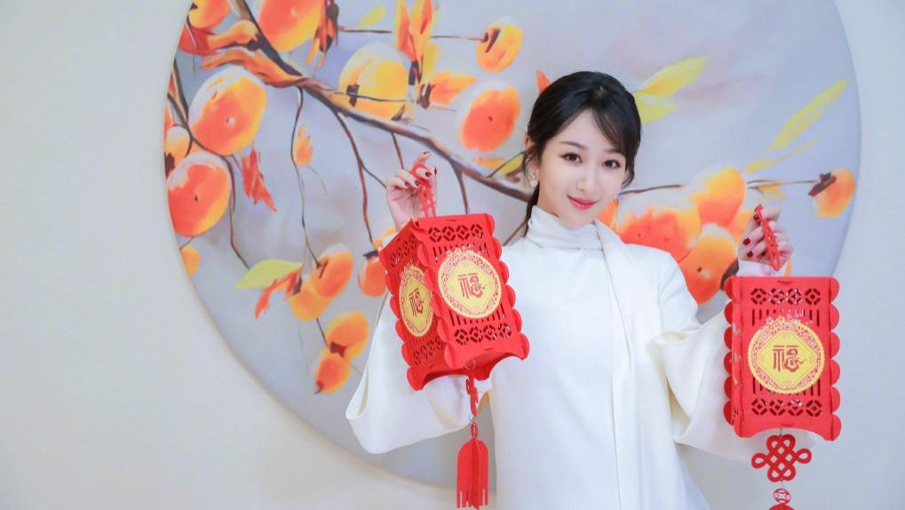 杨紫|杨紫晒过年逛吃vlog，自曝爱吃卤煮不喝豆汁，主动与自己海报合影