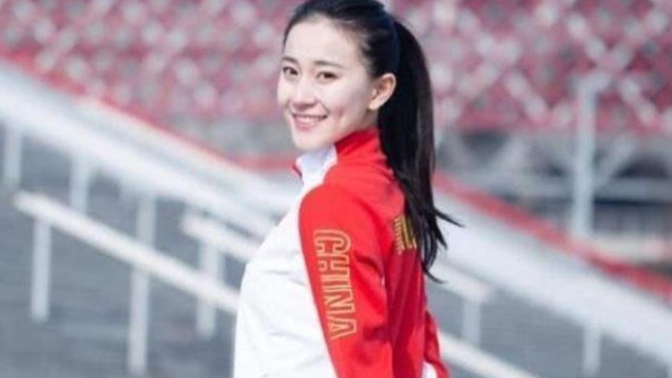 冯晓琴|她靠一张挺胸照走红，却发育过快被迫退役，拒绝进娱乐圈去做教练