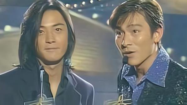 郑伊健|郑伊健惨遭数位小弟背叛、紧接着被经纪人遗弃，求助向华强无果，最终无奈当啃老族