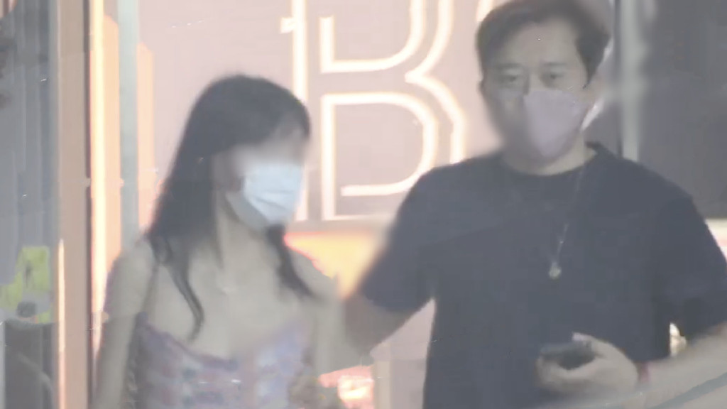 蔡文静|蔡文静打扮性感约会男友人，深夜牵手聚餐后一同回家，路上搂腰公主抱真甜蜜