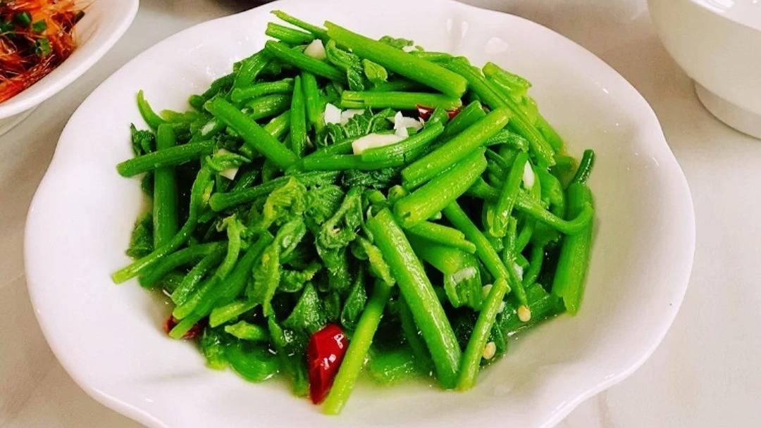 面粉|一上桌就遭疯抢的家常菜：蒜蓉南瓜藤，牛腩芋头煲，干锅土豆片！